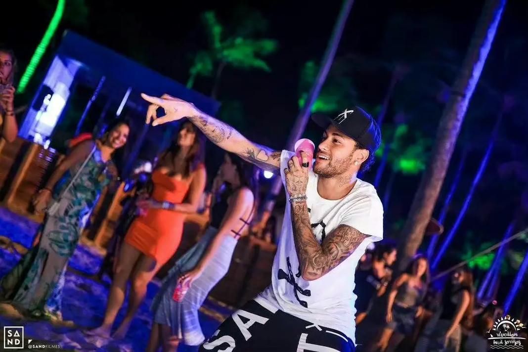 化身电竞少年，维尼修斯晒照准备在使命召唤中大展身手（维尼修斯晒照变身电竞少年，欲在《使命召唤》中大显身手）