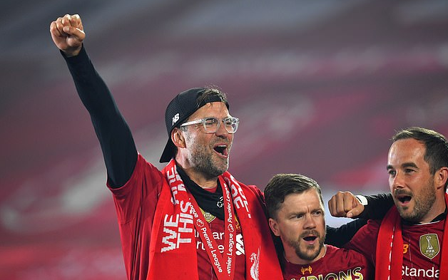 你以为水火不容的耐克和阿迪，有钱也得一起挣