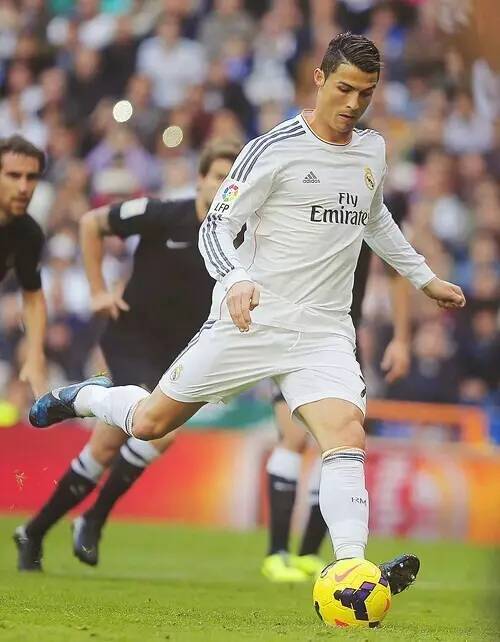 利物浦官方：伊萨克踝关节损伤+腓骨骨折，已于今日接受手术（利物浦官宣：伊萨克踝伤并腓骨骨折，今日已接受手术治疗）