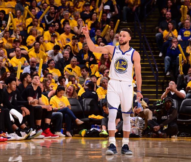 外媒：下赛季欧冠联赛阶段用球将采用白+薄荷绿+紫创新配色（外媒称：下赛季欧冠联赛阶段比赛用球将启用白、薄荷绿与紫的全新配色）