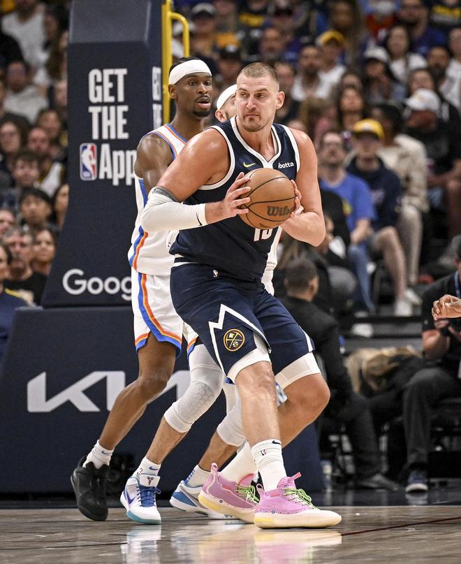 勇士球队助攻率高，全队配合默契（勇士传导球高效，团队协作默契）